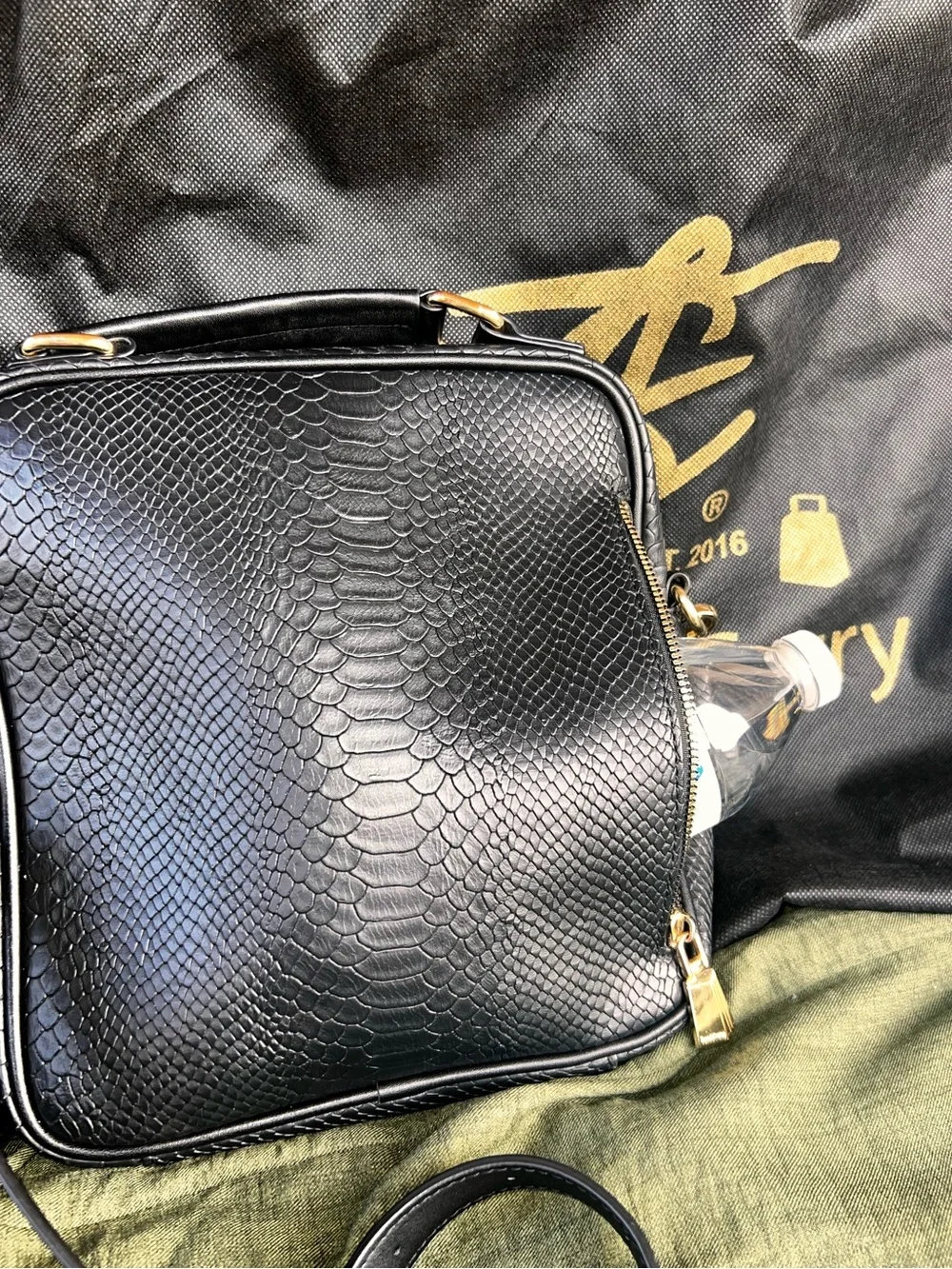 Tote&Carry messenger bag